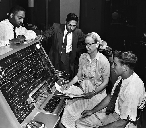 Programistka Grace Hopper przy komputerze UNIVAC I